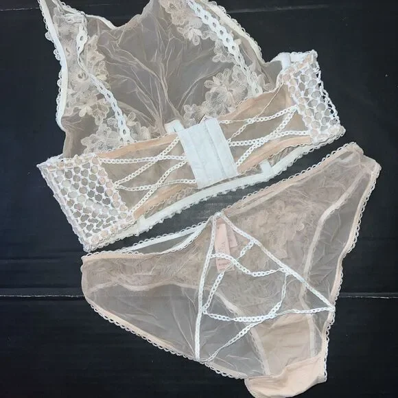 Victoria's Secret HIGH-NECK 34D BRA SET+M panty BEIGE white embroidered APPLIQUE
